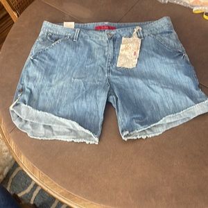 NWT Super Cute Levi's Light Blue Women's Shorts. SZ 16 Juniors. Great Length!